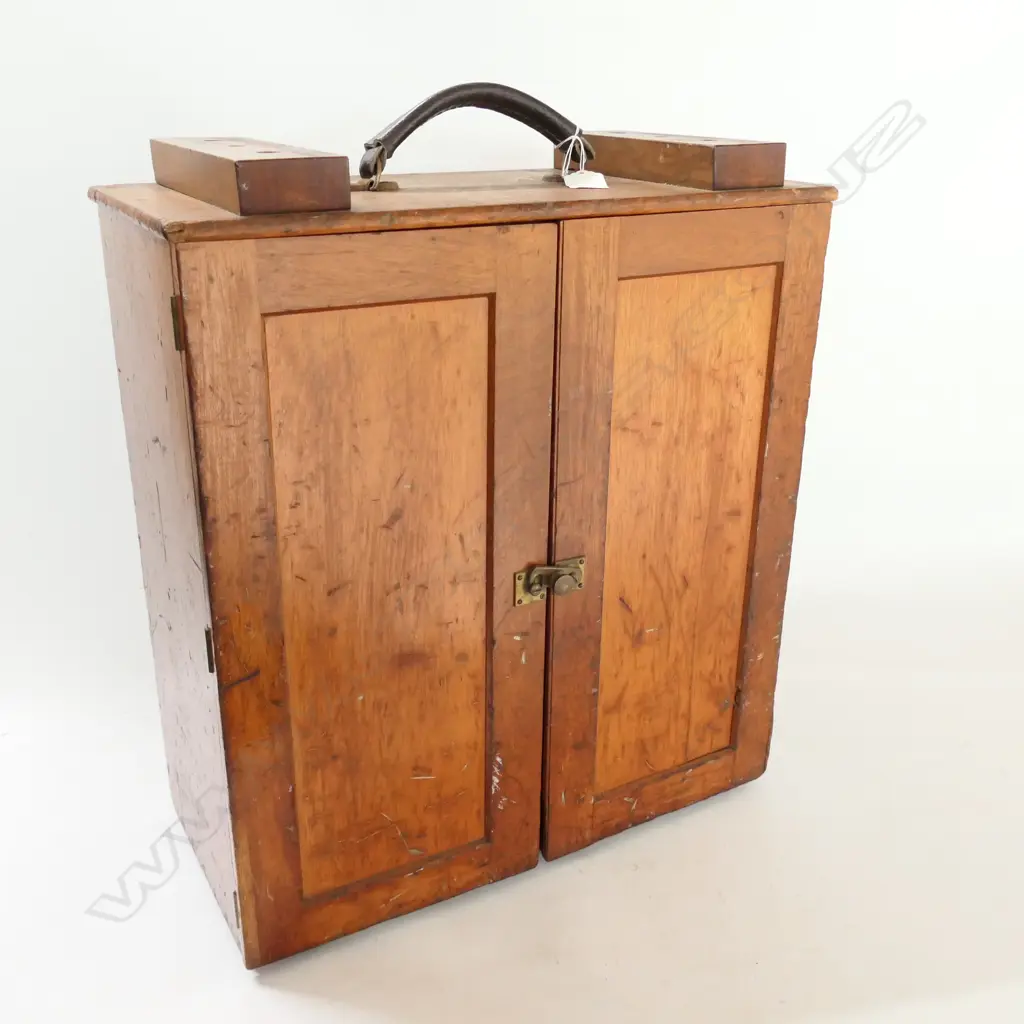 POLISHED STEEL BEAM BALANCE FOR THE CHIEF INSPECTOR OF WEIGHTS & MEASURES, BY DE GRAVE, LONDON, IN MAHOG CASE Image 1++
